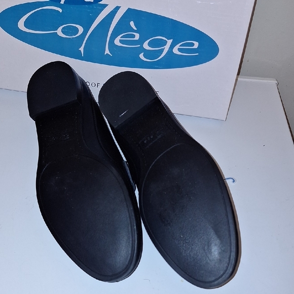 Elegant Black Loafers for Women - Picture 6 of 7